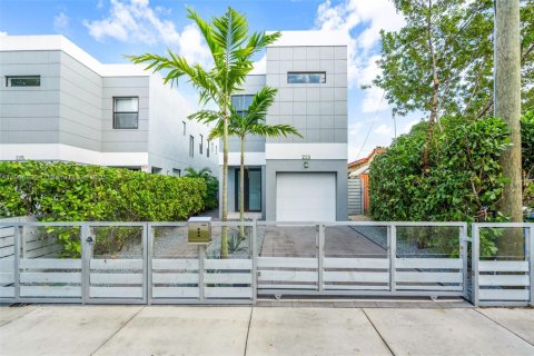 Casa en venta en Miami, Florida, 3 dormitorios, 386.47 m2 № 1964235 - foto 1