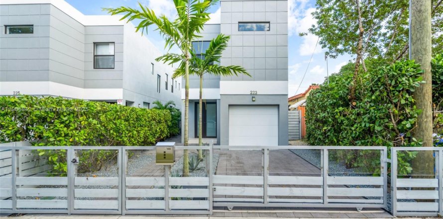 Casa en Miami, Florida 3 dormitorios, 386.47 m2 № 1964235