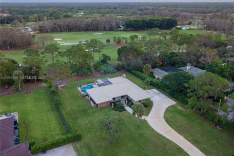 House in Jupiter, Florida 4 bedrooms, 300.07 sq.m. № 1992293 - photo 11