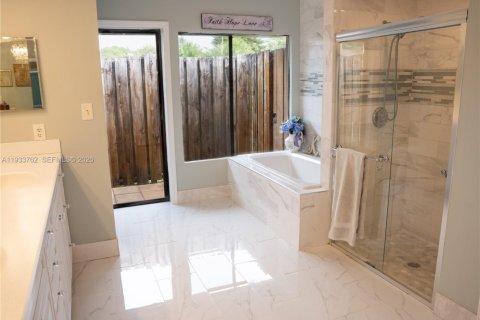 House in Jupiter, Florida 4 bedrooms, 300.07 sq.m. № 1992293 - photo 19