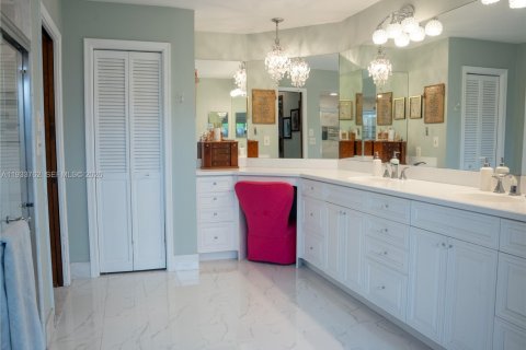 House in Jupiter, Florida 4 bedrooms, 300.07 sq.m. № 1992293 - photo 18
