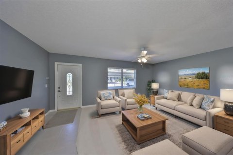 Condo in Sun City Center, Florida, 1 bedroom № 2093913 - photo 4