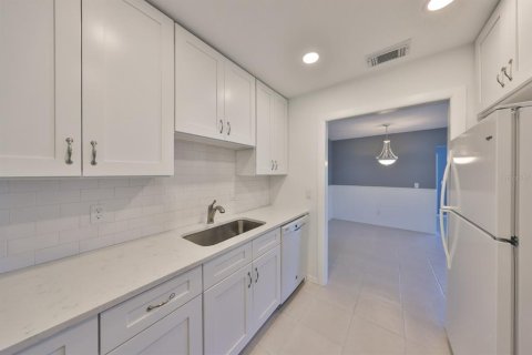 Condo in Sun City Center, Florida, 1 bedroom № 2093913 - photo 15