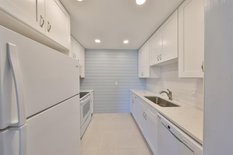 Condo in Sun City Center, Florida, 1 bedroom № 2093913 - photo 12