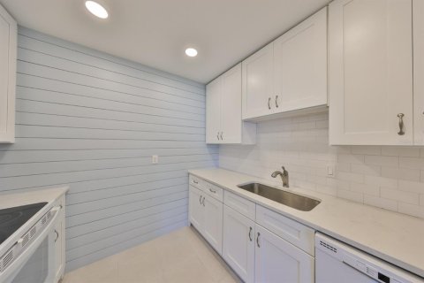 Condo in Sun City Center, Florida, 1 bedroom № 2093913 - photo 13