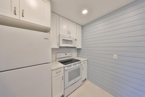 Condo in Sun City Center, Florida, 1 bedroom № 2093913 - photo 14