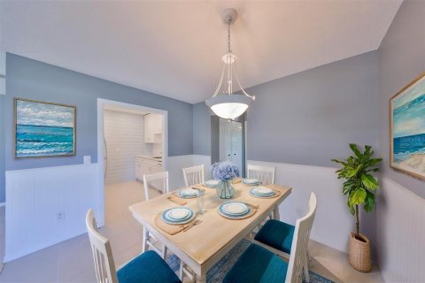Condo in Sun City Center, Florida, 1 bedroom № 2093913 - photo 11