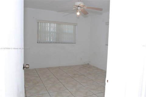 Commercial property in Fort Lauderdale, Florida 1 bedroom, 168.15 sq.m. № 1923657 - photo 3
