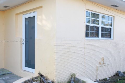 Commercial property in Fort Lauderdale, Florida 1 bedroom, 168.15 sq.m. № 1923657 - photo 1