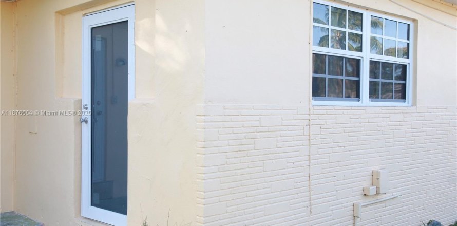 Commercial property in Fort Lauderdale, Florida 1 bedroom, 168.15 sq.m. № 1923657