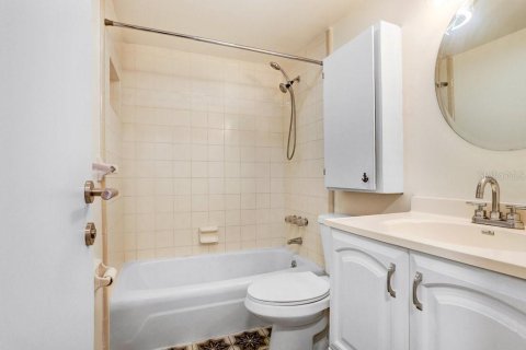 Condo in Tampa, Florida, 1 bedroom  № 1916867 - photo 11