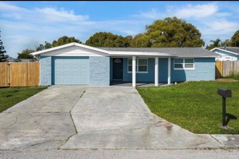 House in Holiday, Florida 4 bedrooms, 105.91 sq.m. № 1907363 - photo 1