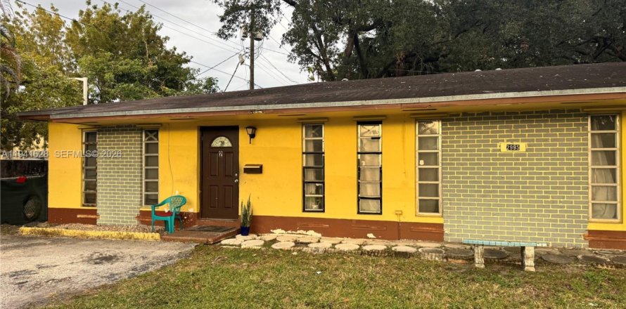 Propiedad comercial en Miramar, Florida 219.9 m2 № 1999326