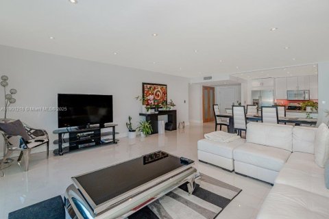 Снять в аренду кондоминиум в Майами-Бич, Флорида 2 спальни, 137.5м2, № 1952330 - фото 5