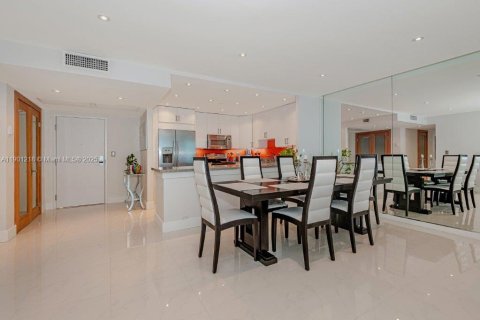 Снять в аренду кондоминиум в Майами-Бич, Флорида 2 спальни, 137.5м2, № 1952330 - фото 7