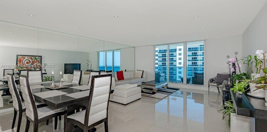 Кондоминиум с 2 спальнями в Майами-Бич, Флорида № 1952330