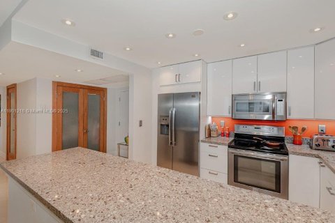 Снять в аренду кондоминиум в Майами-Бич, Флорида 2 спальни, 137.5м2, № 1952330 - фото 9