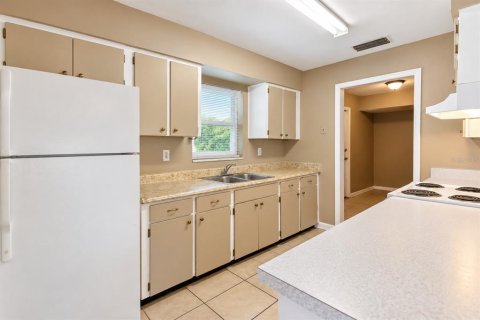 Villa ou maison à louer à Spring Hill, Floride: 2 chambres, 92.9 m2 № 2418757 - photo 11