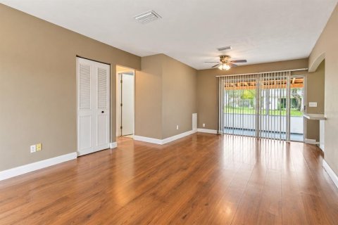 Villa ou maison à louer à Spring Hill, Floride: 2 chambres, 92.9 m2 № 2418757 - photo 6