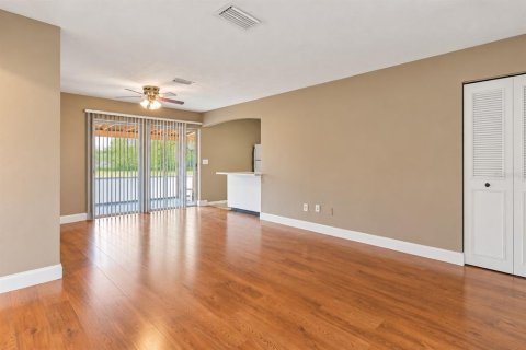 Villa ou maison à louer à Spring Hill, Floride: 2 chambres, 92.9 m2 № 2418757 - photo 7