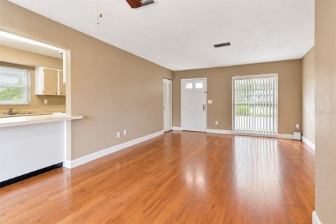 Villa ou maison à louer à Spring Hill, Floride: 2 chambres, 92.9 m2 № 2418757 - photo 9