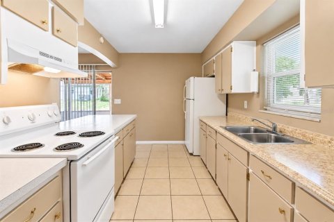 Villa ou maison à louer à Spring Hill, Floride: 2 chambres, 92.9 m2 № 2418757 - photo 13