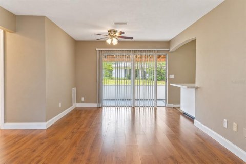 Villa ou maison à louer à Spring Hill, Floride: 2 chambres, 92.9 m2 № 2418757 - photo 5