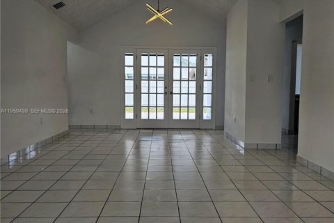 House in Miami, Florida 3 bedrooms, 131.92 sq.m. № 2022226 - photo 9