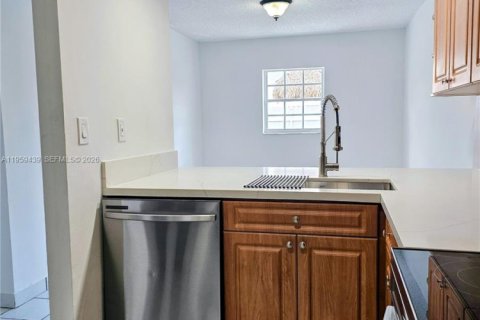 House in Miami, Florida 3 bedrooms, 131.92 sq.m. № 2022226 - photo 23