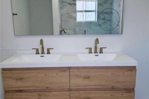 House in Miami, Florida 3 bedrooms, 131.92 sq.m. № 2022226 - photo 15