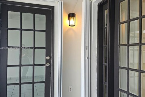 House in Miami, Florida 3 bedrooms, 131.92 sq.m. № 2022226 - photo 5