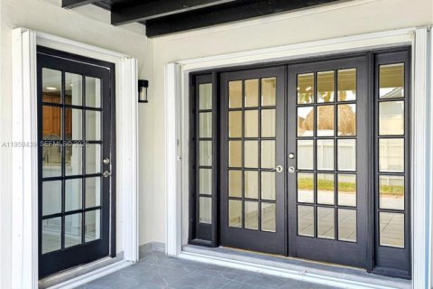 House in Miami, Florida 3 bedrooms, 131.92 sq.m. № 2022226 - photo 4