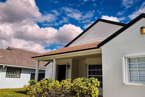 House in Miami, Florida 3 bedrooms, 131.92 sq.m. № 2022226 - photo 3