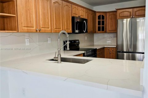 House in Miami, Florida 3 bedrooms, 131.92 sq.m. № 2022226 - photo 24