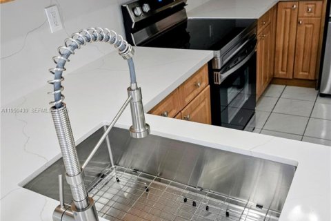 House in Miami, Florida 3 bedrooms, 131.92 sq.m. № 2022226 - photo 22