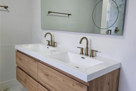 House in Miami, Florida 3 bedrooms, 131.92 sq.m. № 2022226 - photo 14