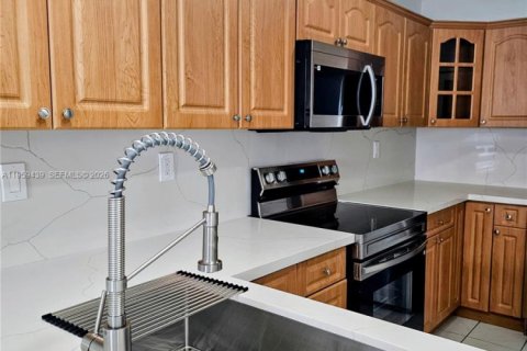 House in Miami, Florida 3 bedrooms, 131.92 sq.m. № 2022226 - photo 20