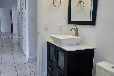 House in Miami, Florida 3 bedrooms, 131.92 sq.m. № 2022226 - photo 18