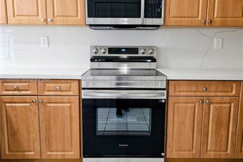 House in Miami, Florida 3 bedrooms, 131.92 sq.m. № 2022226 - photo 21