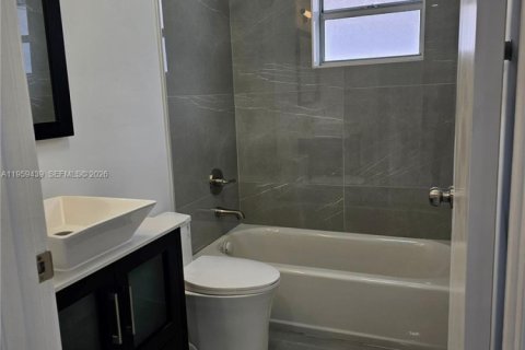 House in Miami, Florida 3 bedrooms, 131.92 sq.m. № 2022226 - photo 17