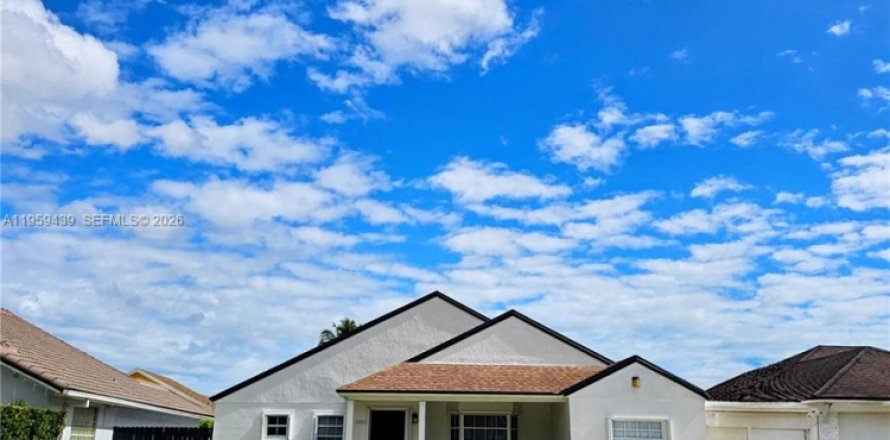 House in Miami, Florida 3 bedrooms, 131.92 sq.m. № 2022226