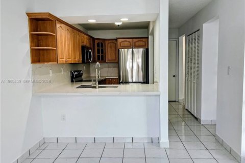 House in Miami, Florida 3 bedrooms, 131.92 sq.m. № 2022226 - photo 11