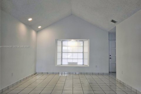 House in Miami, Florida 3 bedrooms, 131.92 sq.m. № 2022226 - photo 8