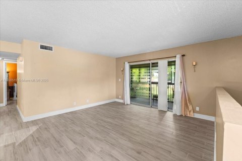 Condo in Oakland Park, Florida, 2 bedrooms  № 2081691 - photo 9