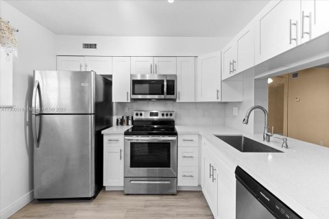 Condo in Oakland Park, Florida, 2 bedrooms  № 2081691 - photo 2