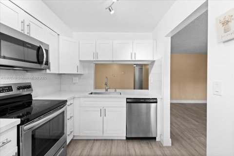 Condo in Oakland Park, Florida, 2 bedrooms  № 2081691 - photo 3