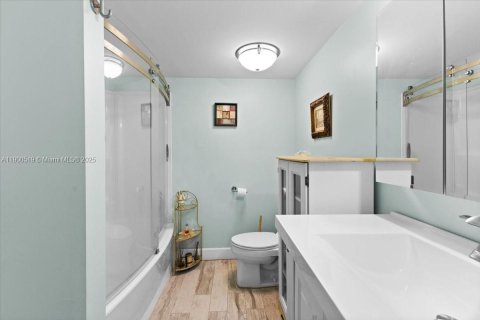 Condo in Oakland Park, Florida, 2 bedrooms  № 2081691 - photo 13