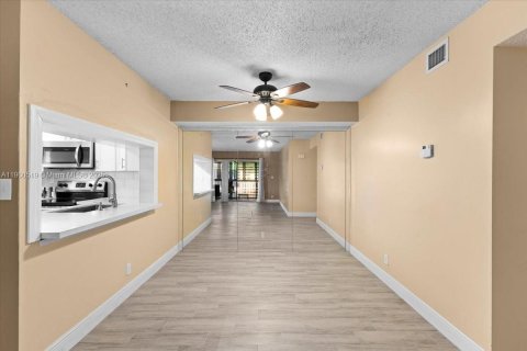 Condo in Oakland Park, Florida, 2 bedrooms  № 2081691 - photo 5