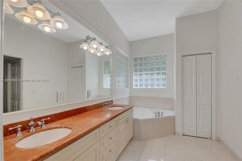 Villa ou maison à louer à Palmetto Bay, Floride: 5 chambres, 280.75 m2 № 1971337 - photo 24