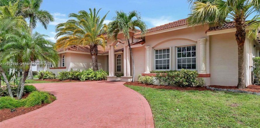 Villa ou maison à Palmetto Bay, Floride 5 chambres, 280.75 m2 № 1971337